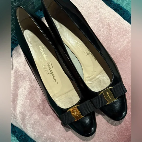 SALVATORE FERRAGAMO VARA BOW LEATHER LOW PUMPS, BLACK PATENT LEATHER, SIZE 9.5 - Picture 4 of 16